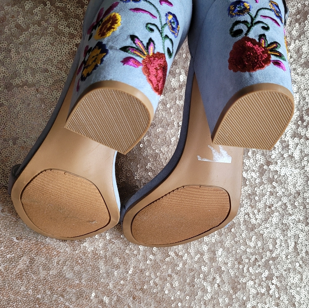Size 9 NWOT Sugar Blue Block Heels - Picture 2 of 11